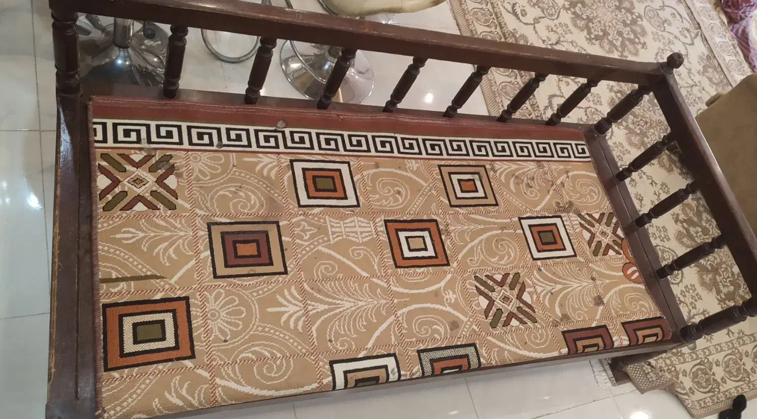 یک عدد تخت سنتی چوب گردو|مبلمان خانگی و میز عسلی|محمدشهر, محمدشهر|دیوار