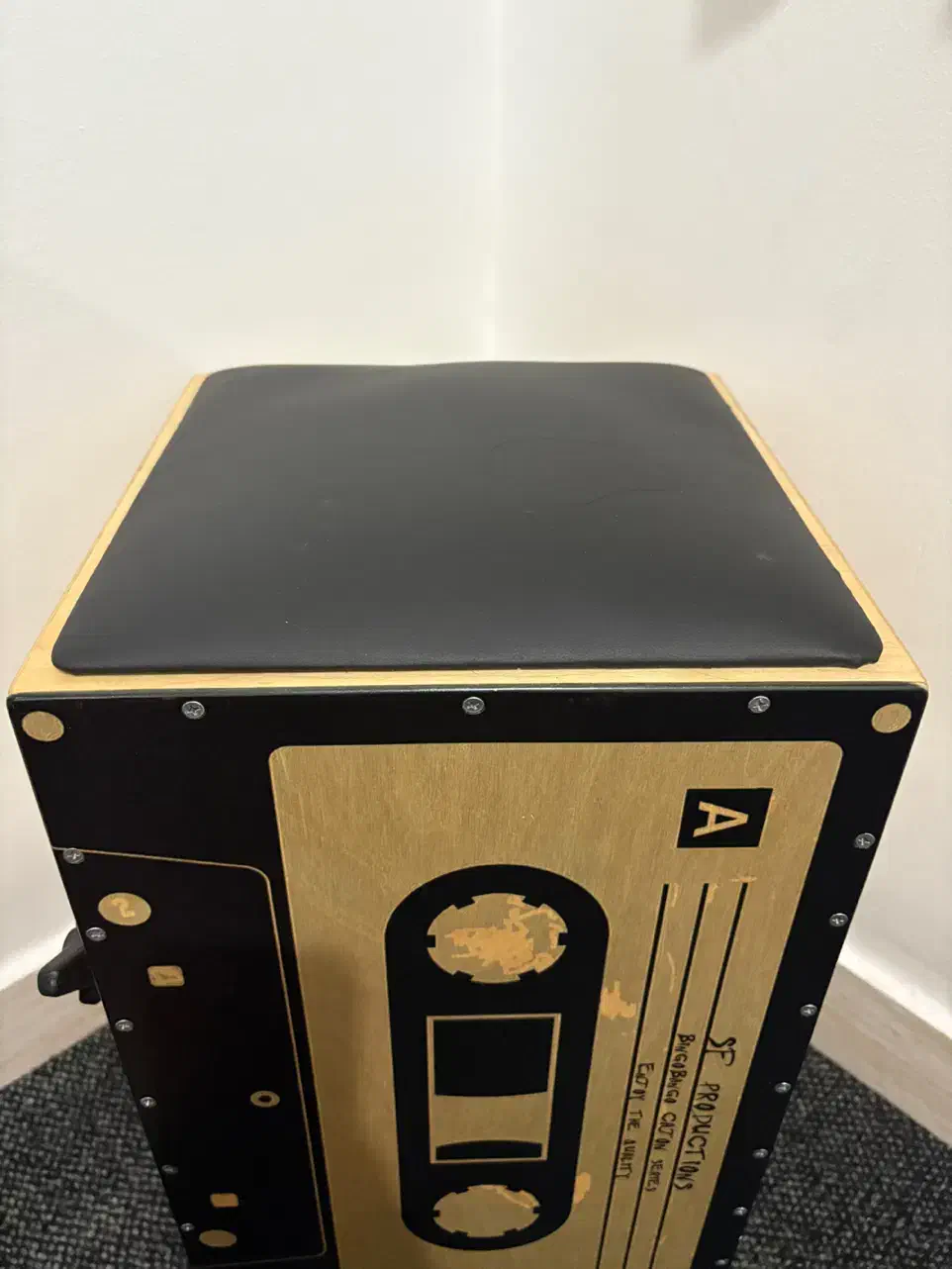 کاخن|درام و پرکاشن|رشت, باهنر|دیوار