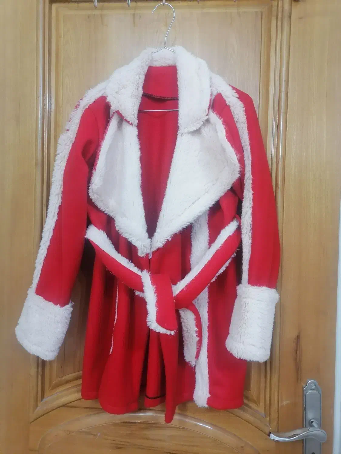 پالتو|لباس|شاهین‌شهر, اقبال لاهوری|دیوار