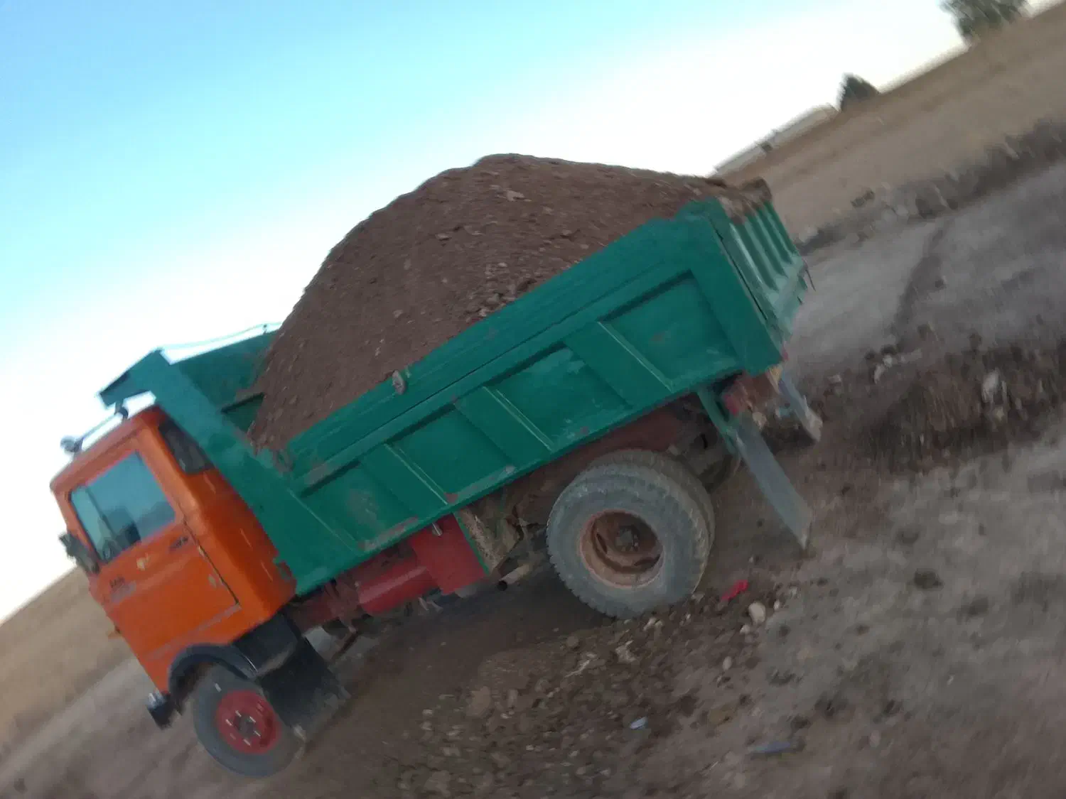 حمل و پخش کود گاوی گوسفندی درجه یک بدون آ|خدمات باغبانی و درختکاری|ملایر, |دیوار