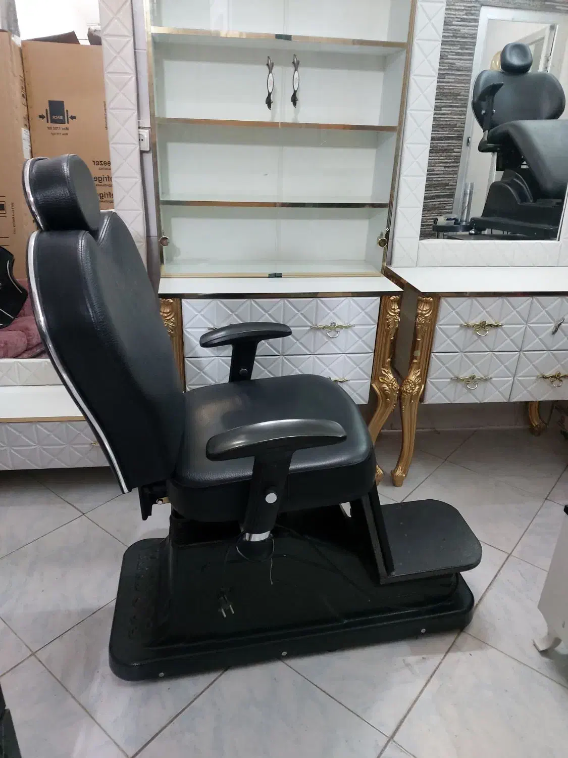 دکور آرایشگاه ،آینه،صندلی اصللح ،سرشور،پاف ترولی|آرایشگاه و سالنهای زیبایی|باقرشهر, |دیوار