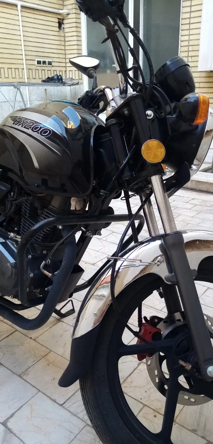 باکسر200|موتورسیکلت|قم, قلعه یزدیها|دیوار