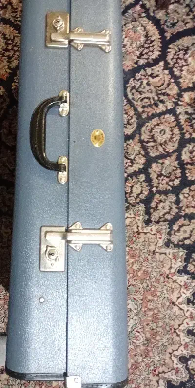 چمدان انگلیسی قدیمی مربوط به جنگ جهانی  اول|کلکسیون اشیاء عتیقه|همدان, |دیوار