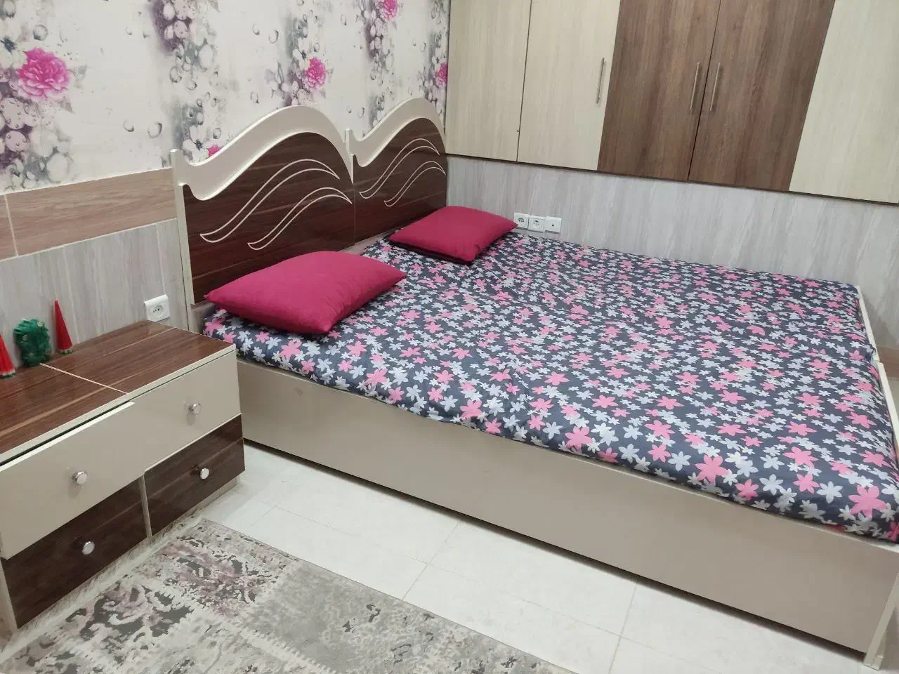 تخت به همراه پاتختی|تخت و سرویس خواب|کاشمر, |دیوار