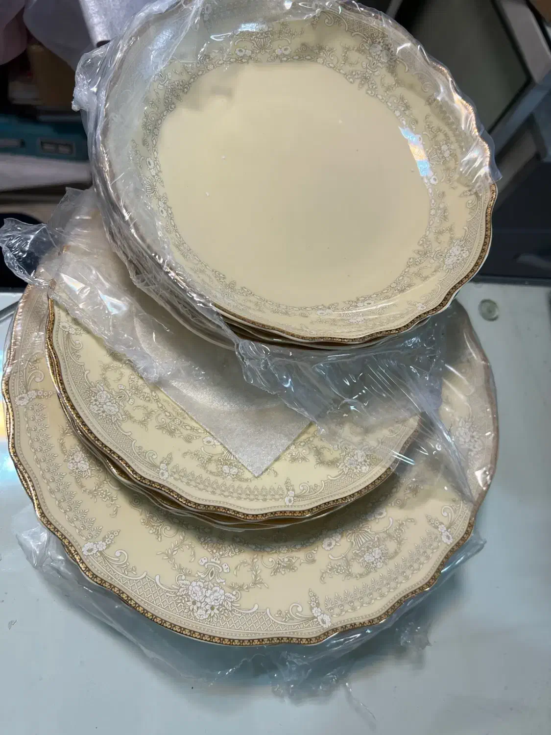 سرویس چینی ۶نفره|ظروف سرو و پذیرایی|مشکیندشت, |دیوار