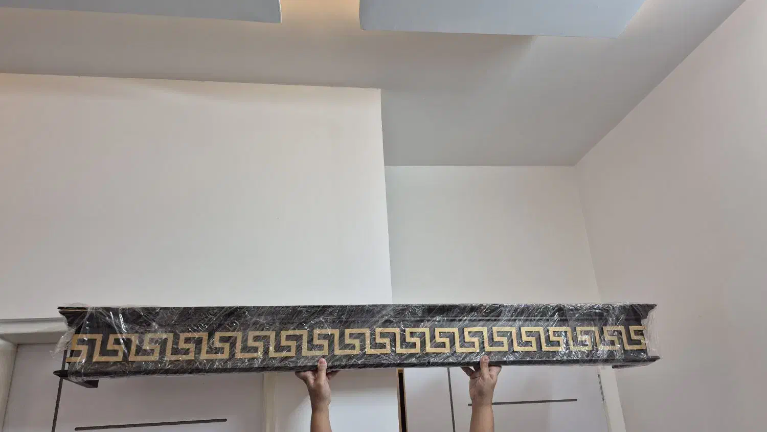 قرنیز پرده طرح ورساچه قهوه ایی|پرده، رانر، رومیزی|کاشان, فین بزرگ|دیوار