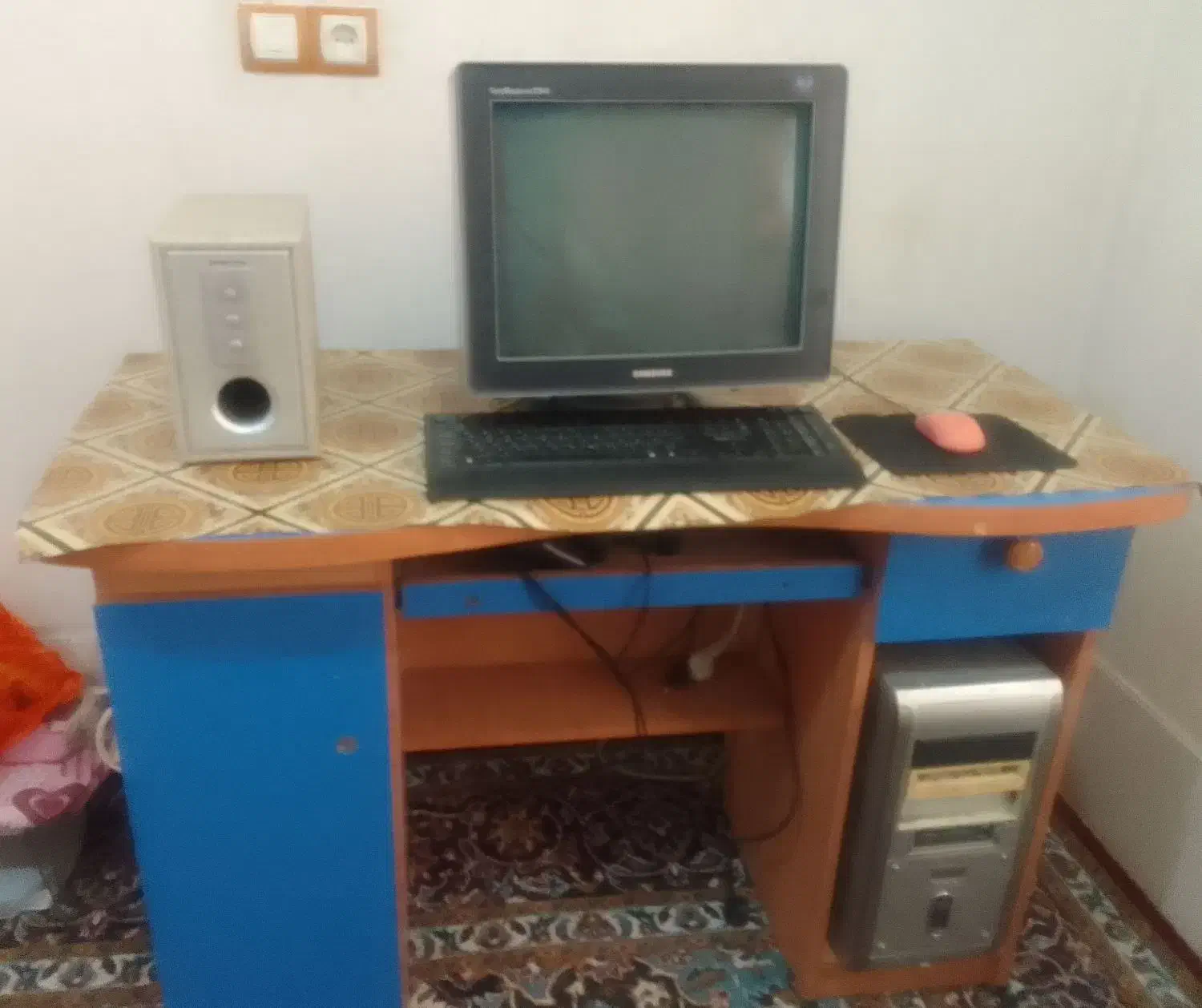 کامپیوتر وبالشت|رایانه رومیزی|کوه چنار, |دیوار