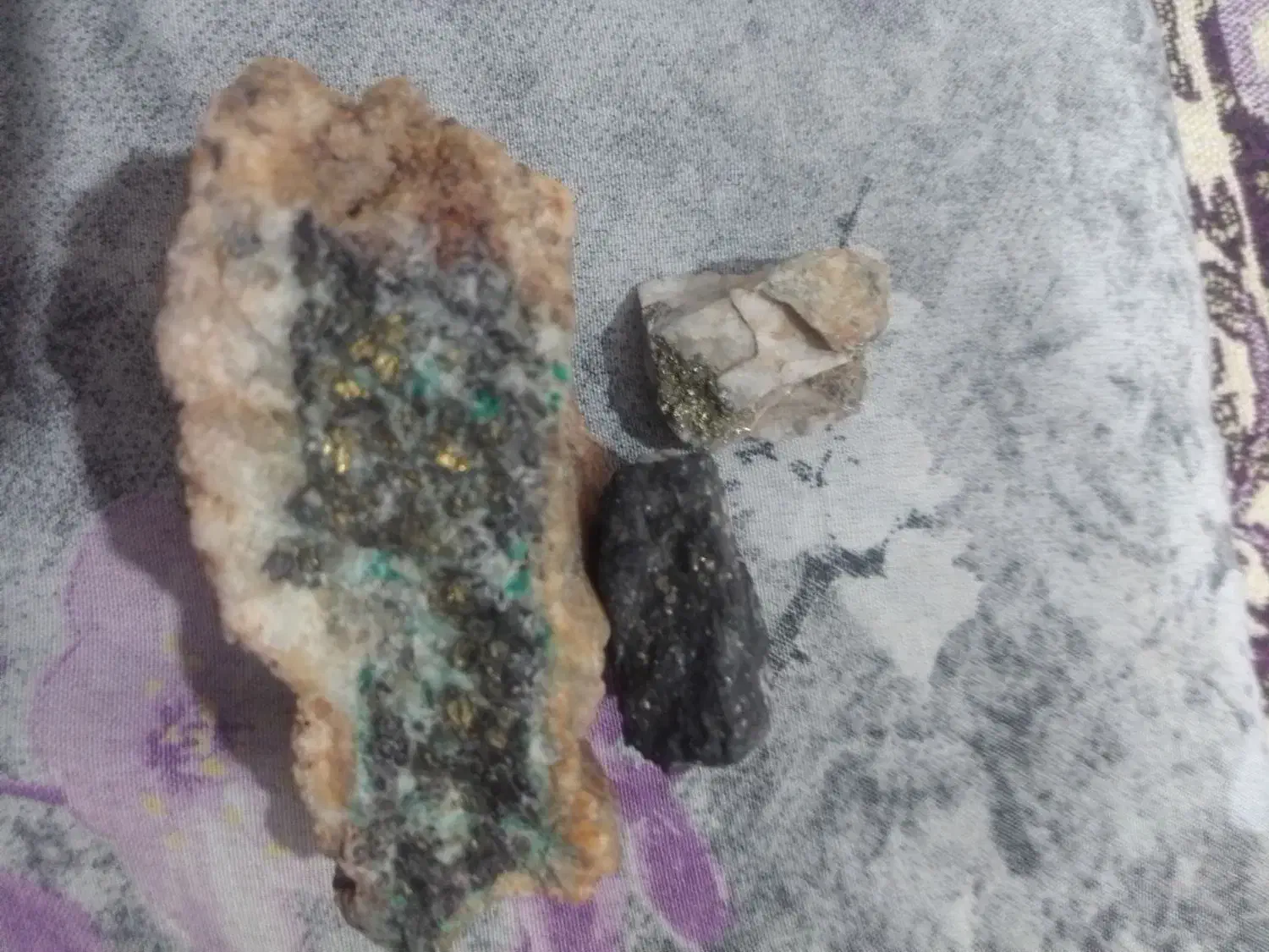 سنگ طلا|جواهرات|تربت‌حیدریه, باغ ملی|دیوار