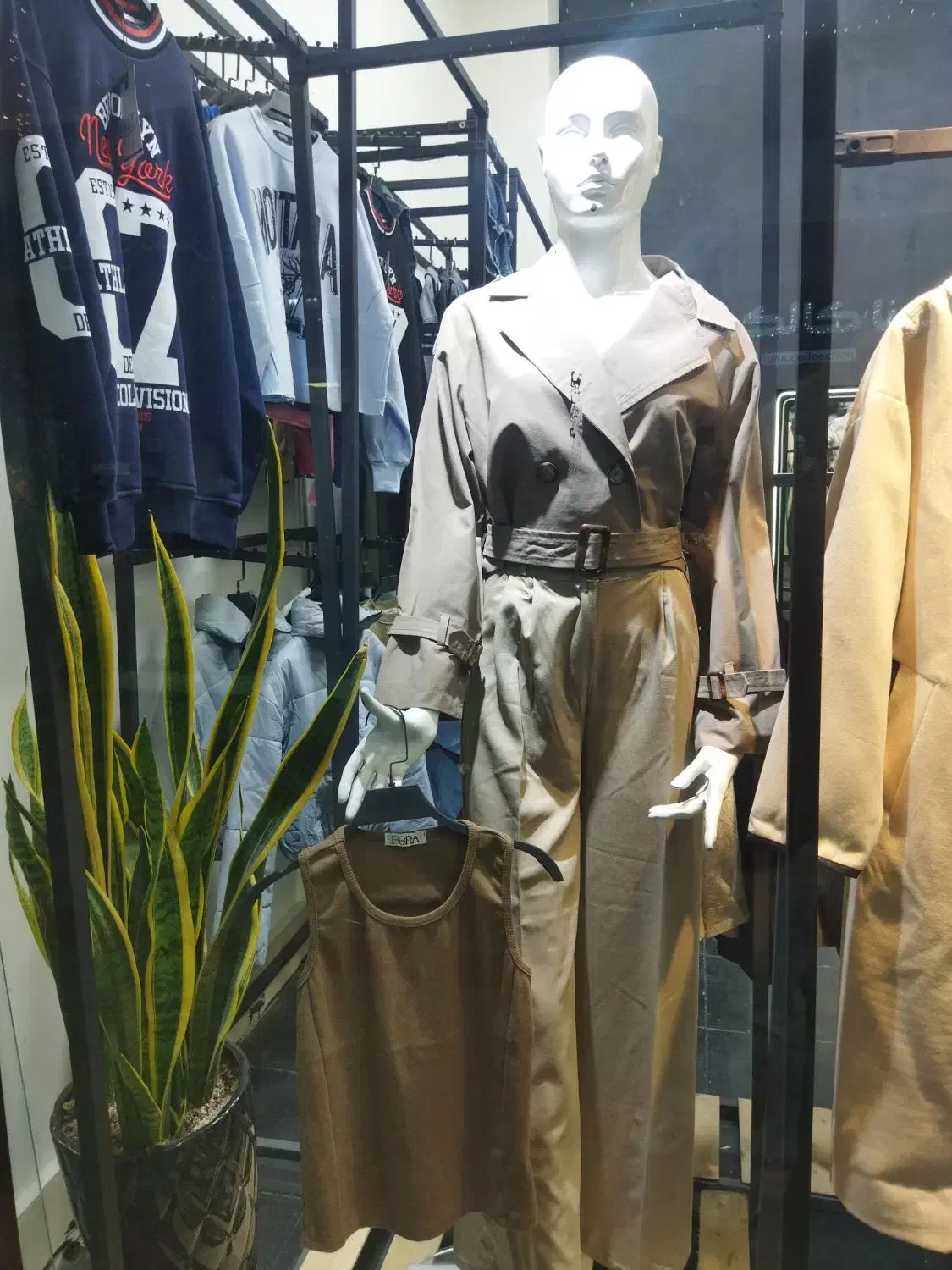 مانکن زن|فروشگاه و مغازه|اندیشه, اندیشه فاز ۴|دیوار