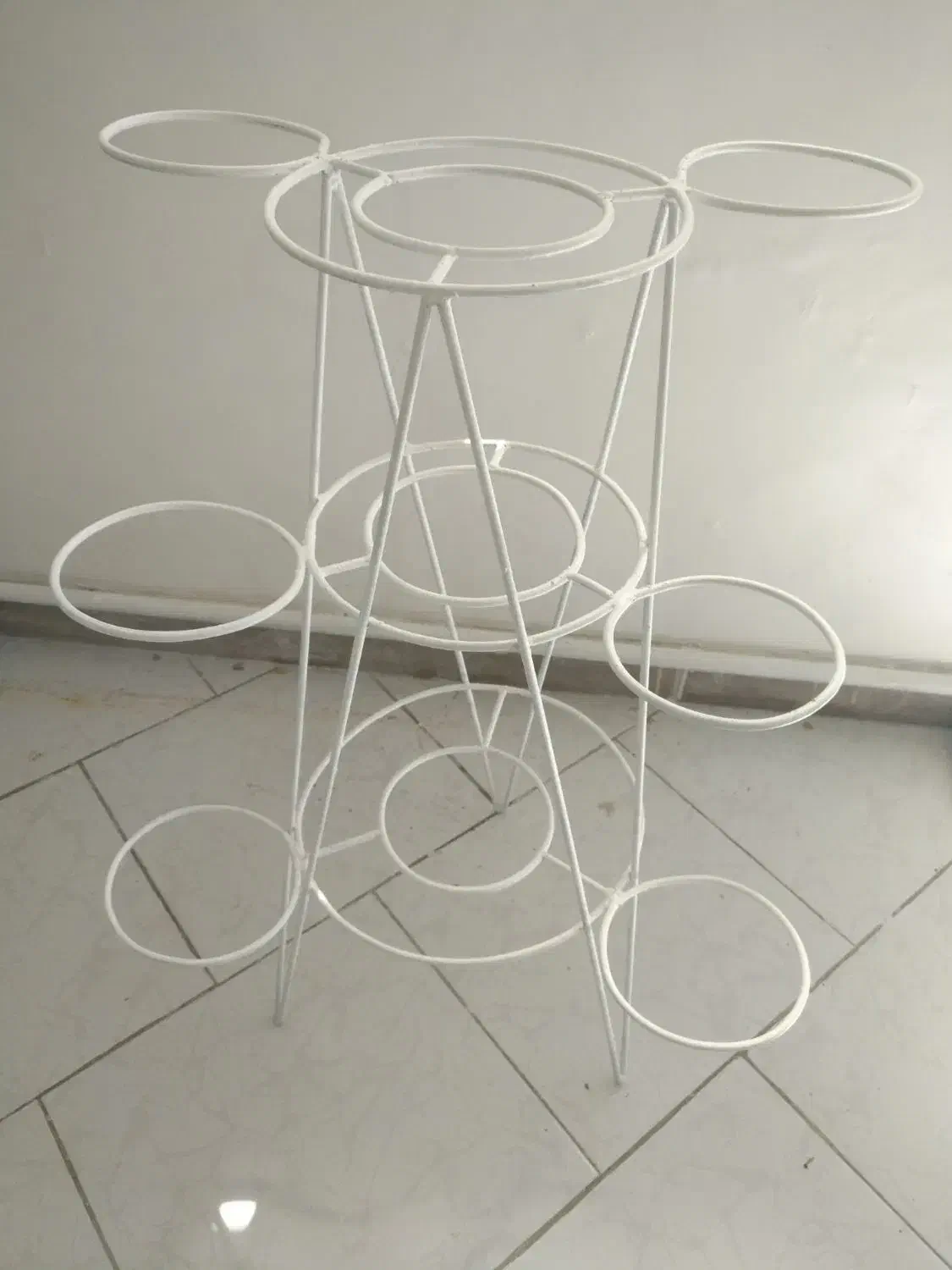 جا گلدانی سفید|گل و گیاه طبیعی|قدس, شهر‌قدس|دیوار