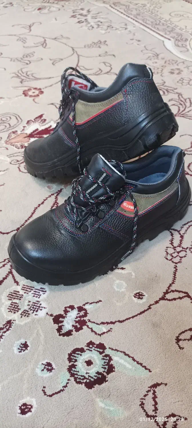 کفش ایمنی|کیف، کفش، کمربند|اندیشه, اندیشه فاز ۱|دیوار