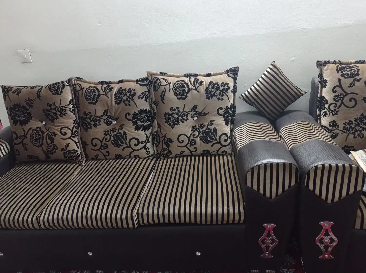 مبل هفت نفره درحدنو تمیزبامیزعسلی قیمت۵ میلیون|مبلمان خانگی و میز عسلی|خرمدره, |دیوار