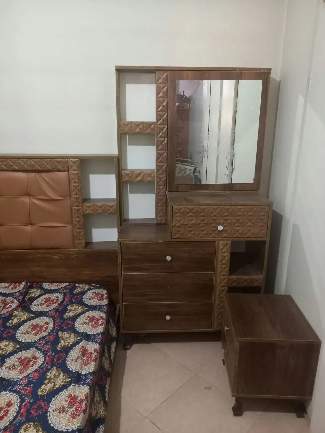 *سرویس خواب کامل بسیار نو و تمیز *|تخت و سرویس خواب|بومهن, |دیوار