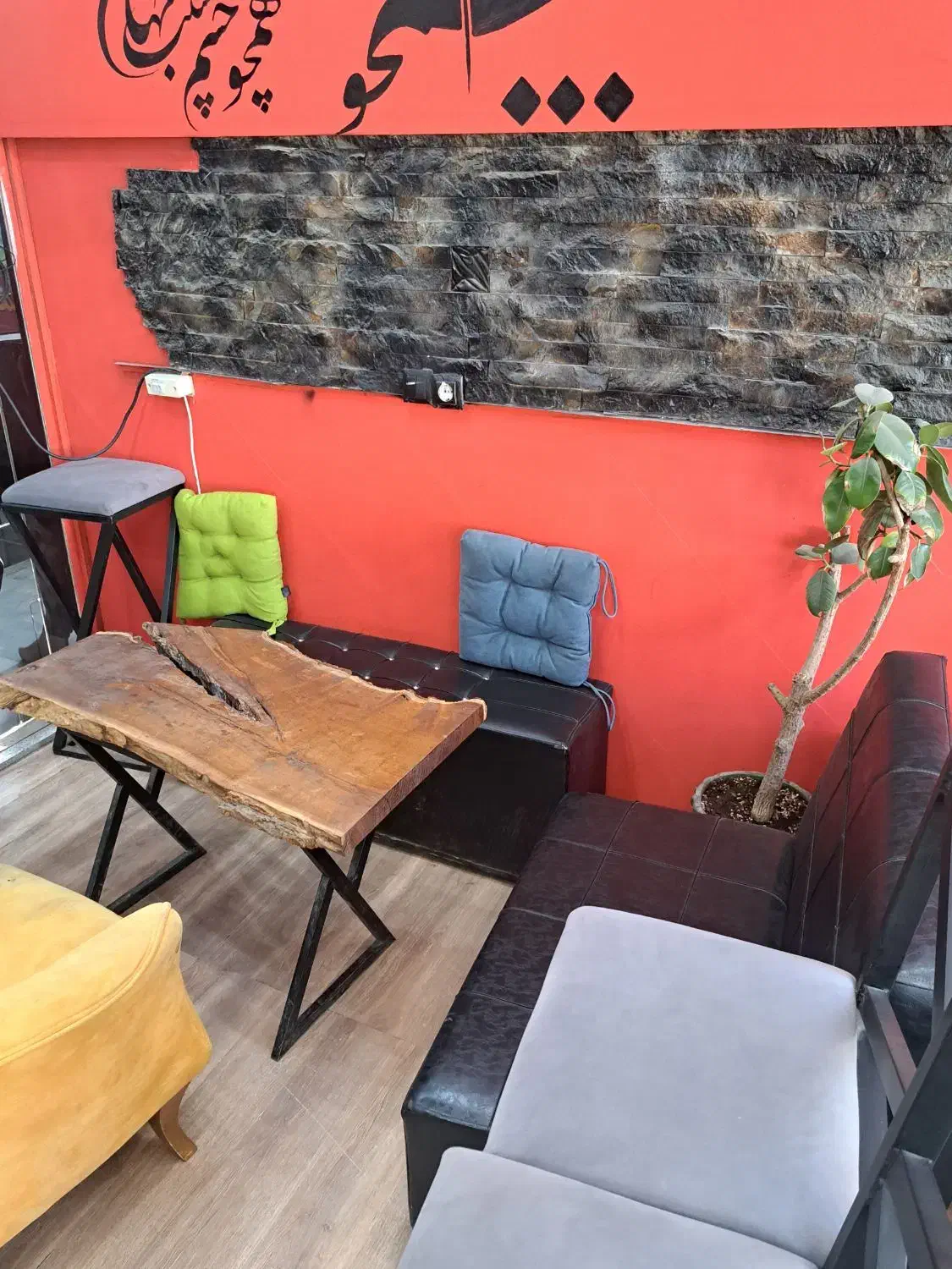 مبل چرم مناسب گیم نت و کافه فست فود|صندلی و نیمکت|همدان, |دیوار