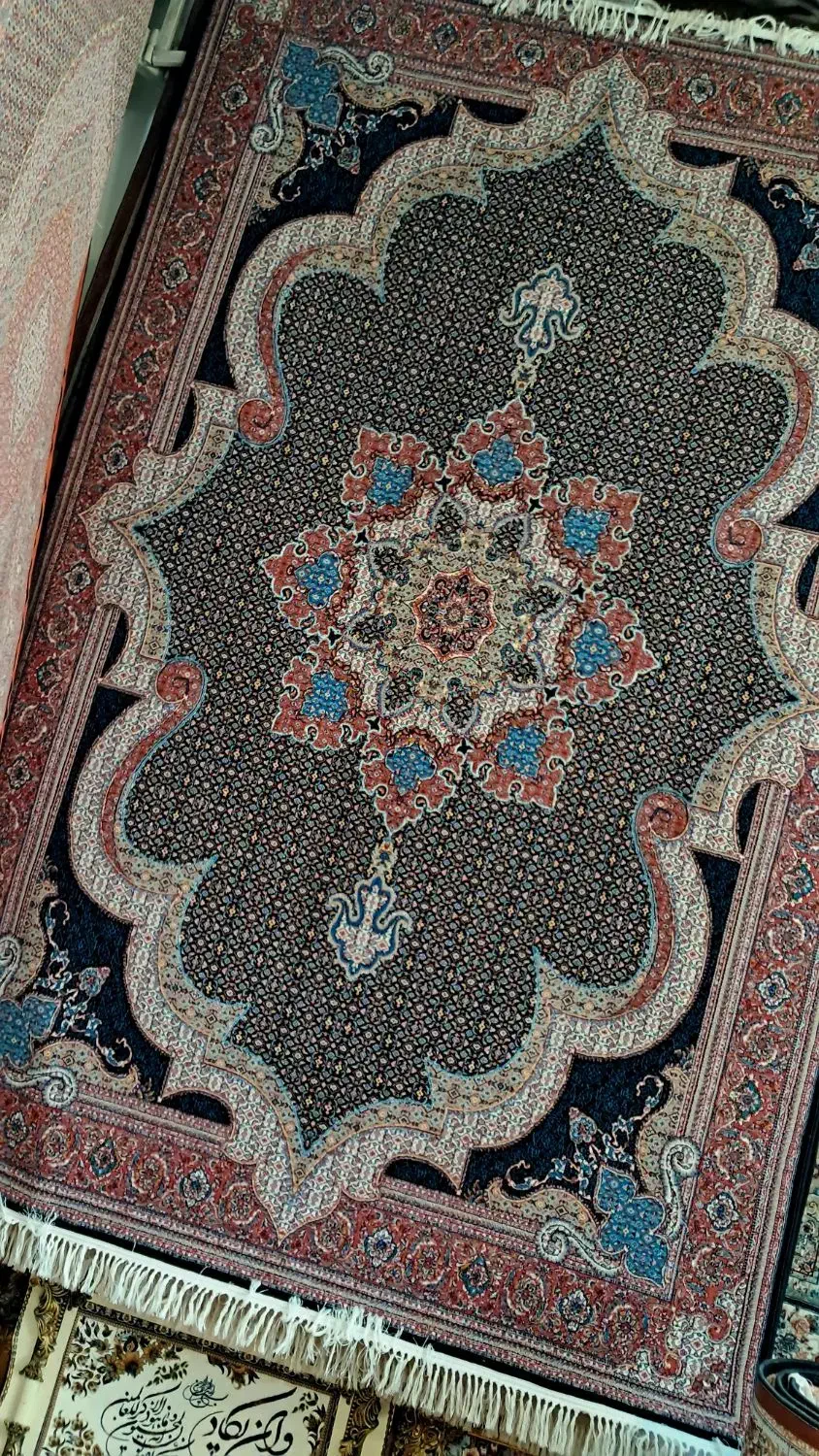 فرش ریزماهی ۷۰۰ شانه اصل شفق|فرش|خوی, |دیوار