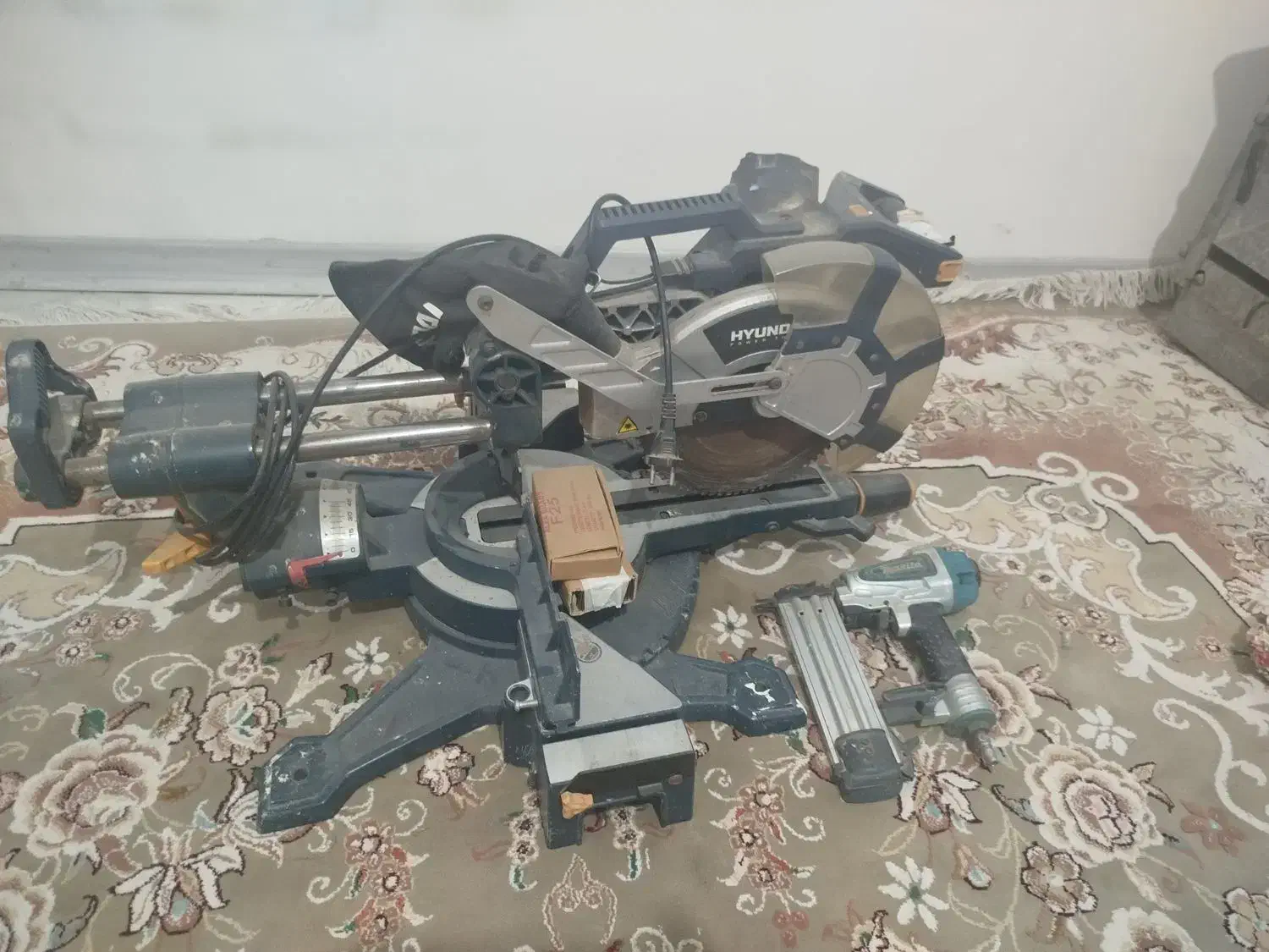 فارسی بر میخکوب|ابزارآلات|گنبد کاووس, |دیوار