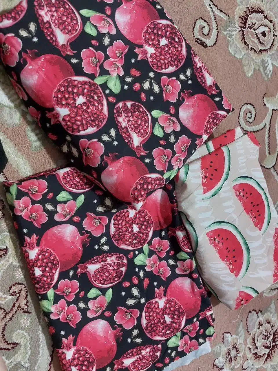 پارچه هندوانه‌ای و اناری|لباس|زیرآب, |دیوار