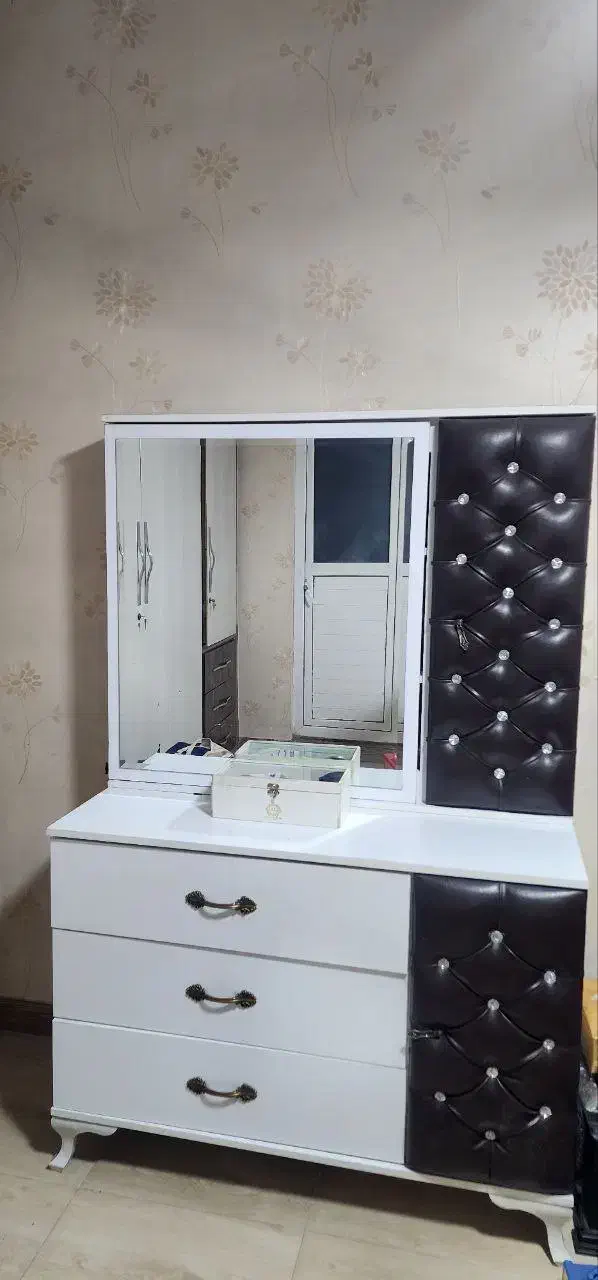 تخت دو نفره و میز آرایش بسیار سالم|تخت و سرویس خواب|ری, دیلمان|دیوار