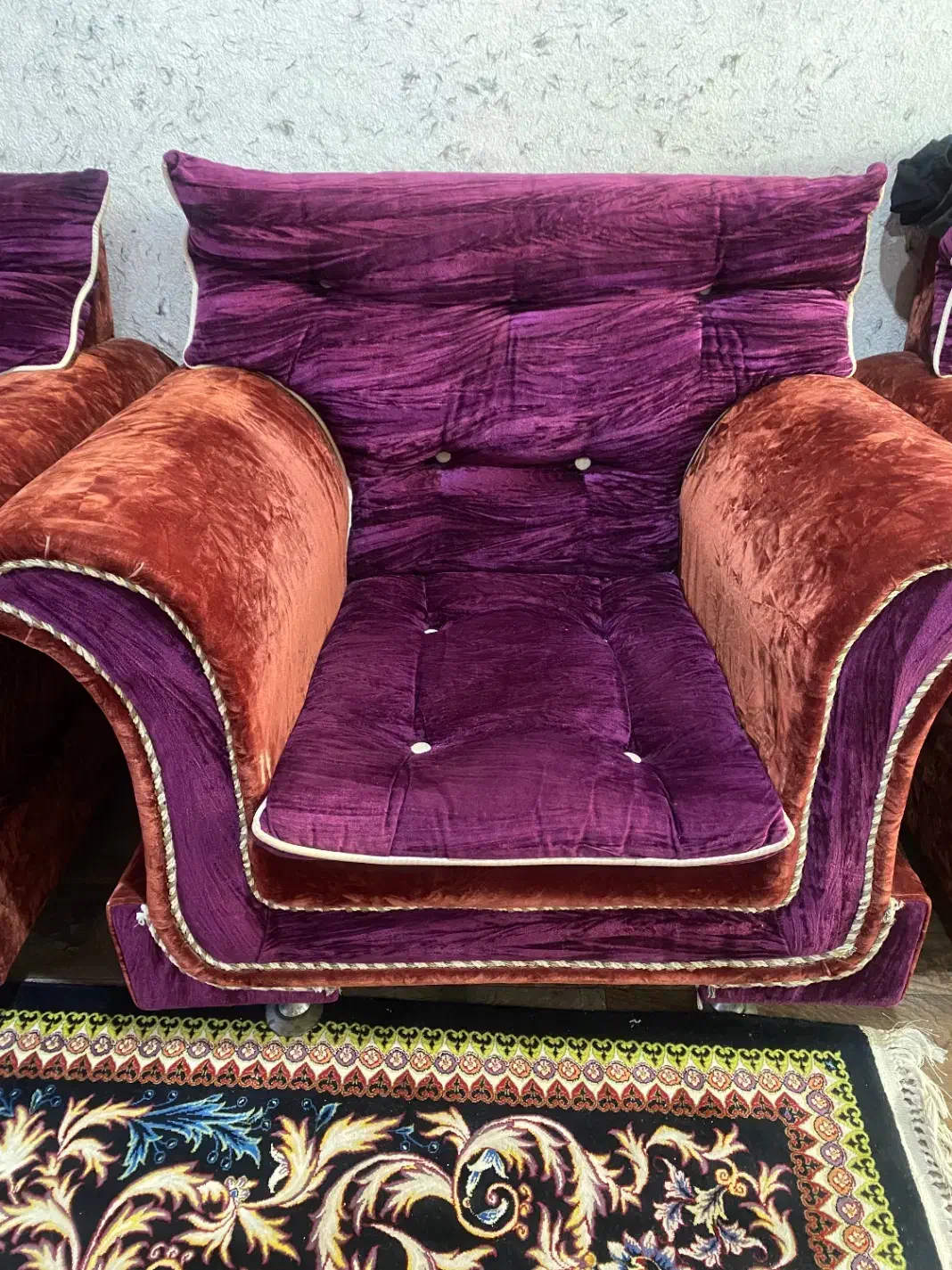 مبل هفت نفره کاملا سالم|مبلمان خانگی و میز عسلی|رشت, لاکان شهر|دیوار