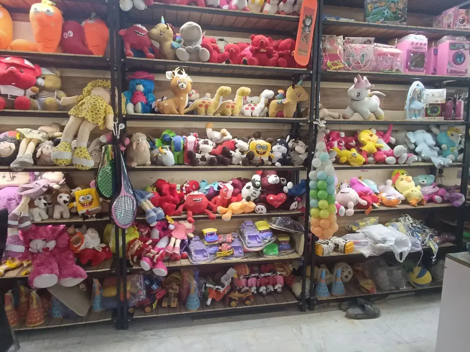 ب یک فروشنده خانم و یک فروشنده اقا|استخدام خدمات فروشگاه و رستوران|سلفچگان, |دیوار