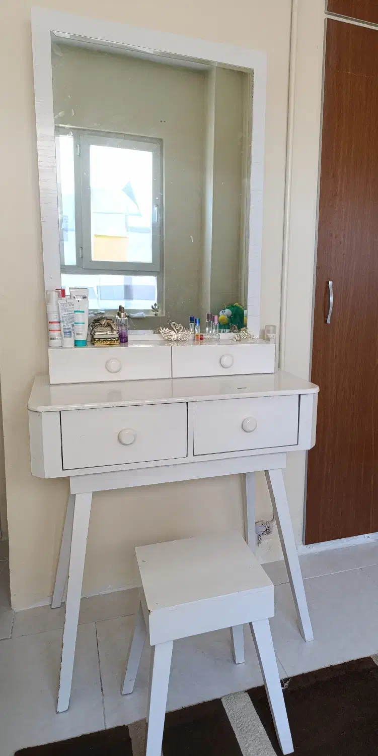 میز آرایش (زیر قیمت ) فوری|میز تحریر و کامپیوتر|رباط‌کریم, مسکن مهر آبشناسان|دیوار