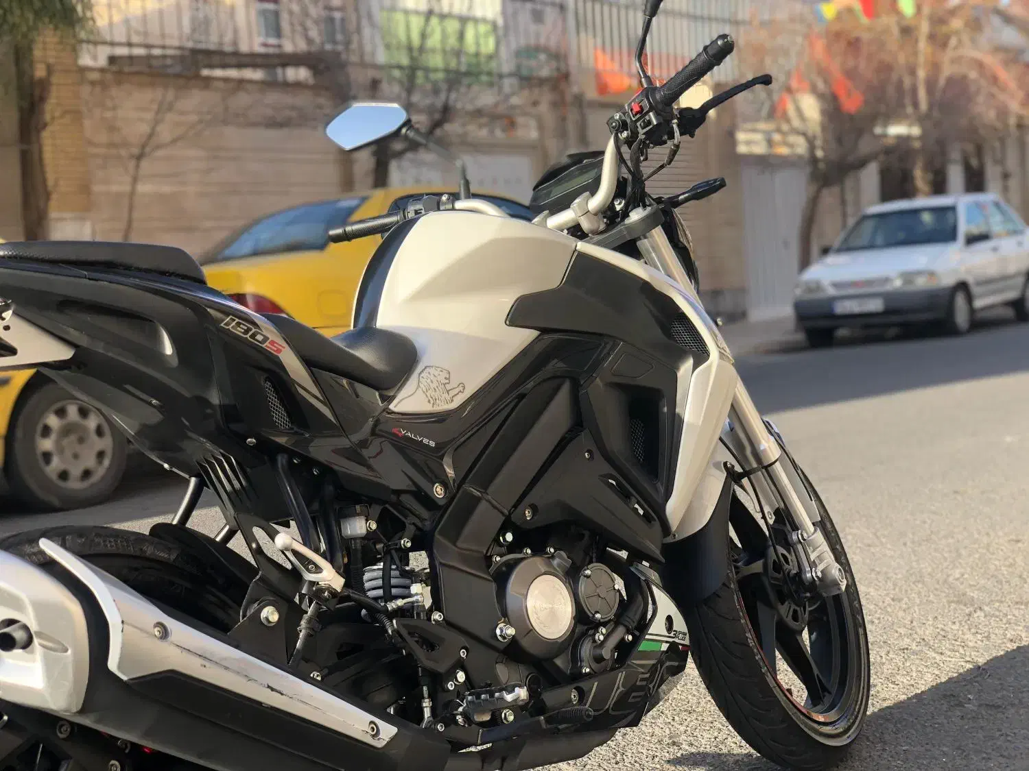 بنلی 180اس درحد|موتورسیکلت|قم, شهرک امام حسن|دیوار