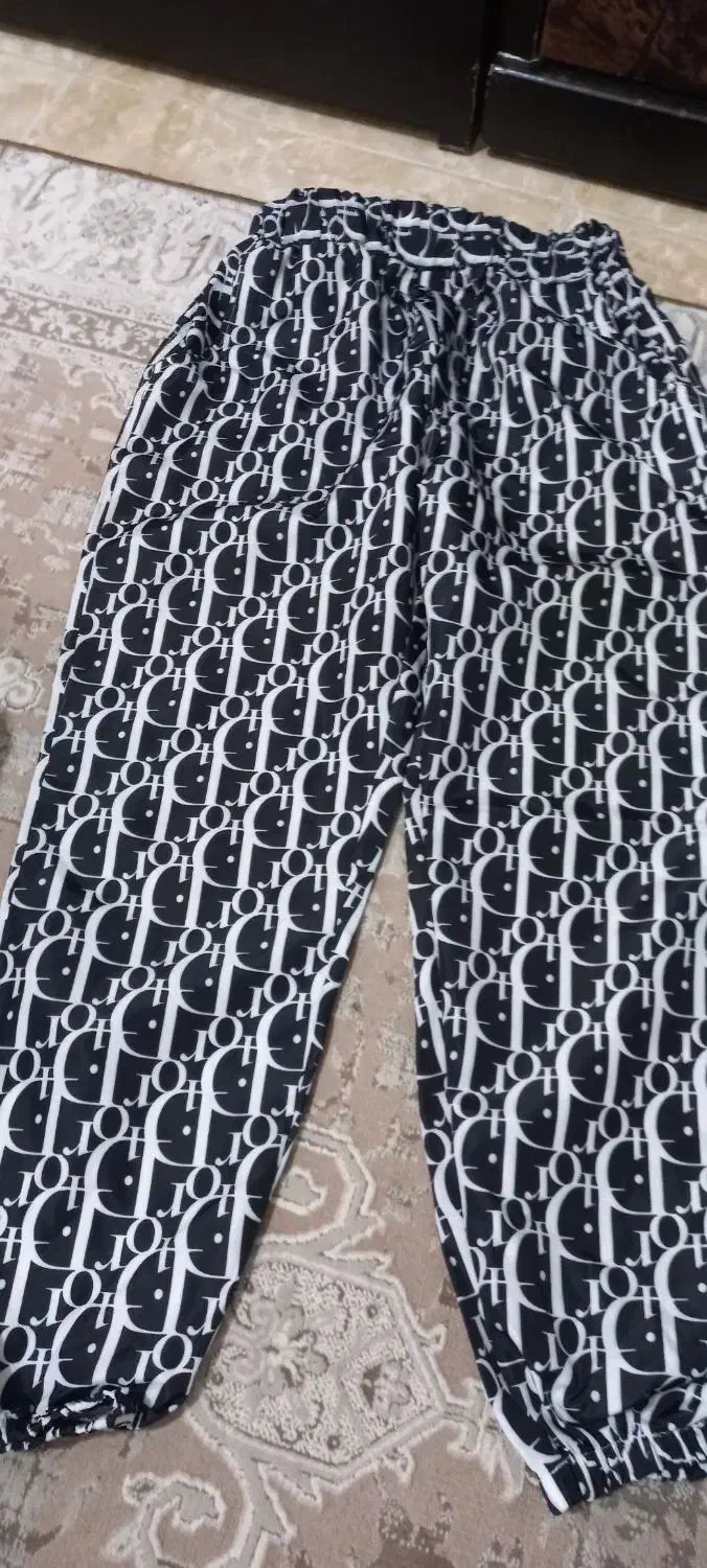 تعداد زیادی لباس|لباس|کرج, کوی گلها|دیوار