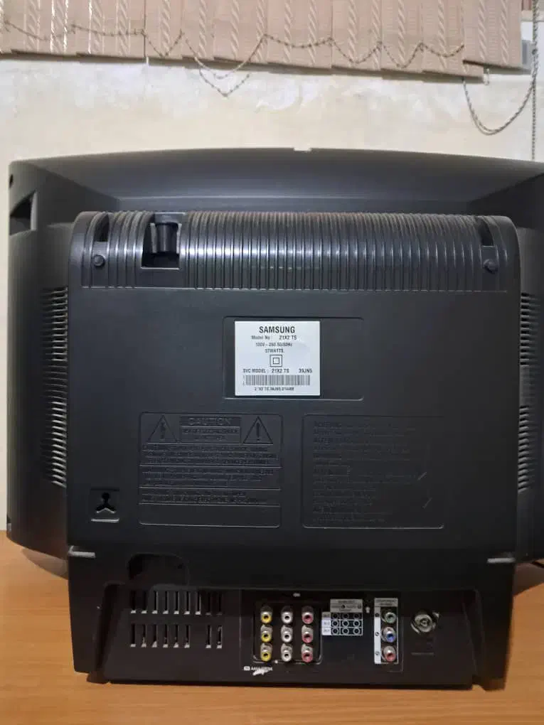 تلوزیون ۲۱اینج درحد نو ودوعدد ساعت دیواری|تلویزیون و پروژکتور|شیراز, مسلم|دیوار