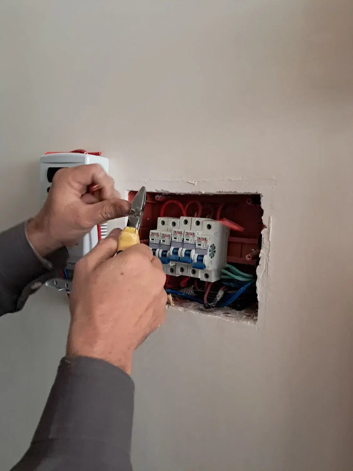 سیم ‌کشی رفع اتصالی برق کلیه امورات لاینر دوربین|خدمات پیشه و مهارت|پرند, فاز ۵|دیوار