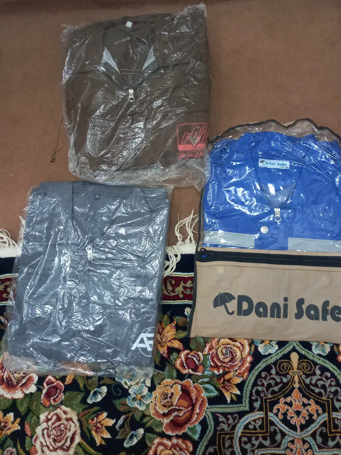 لباس کار|لباس|بافق, |دیوار