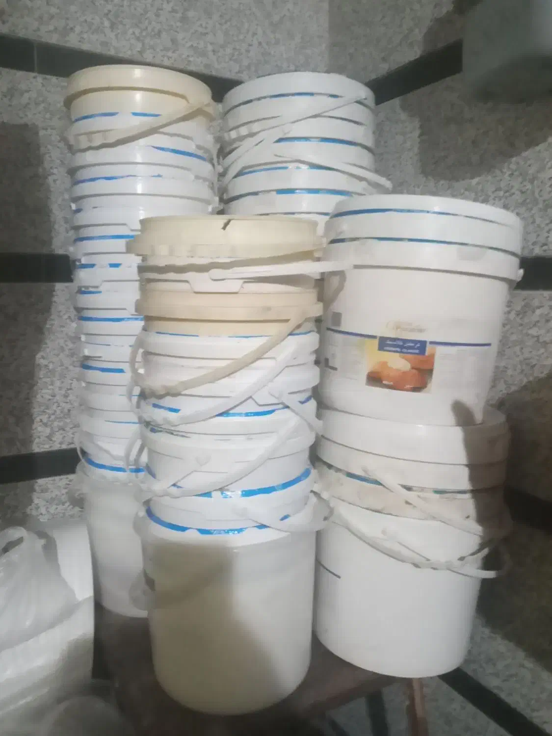 تعدادی سطل پلاستیکی ۱۰کیلویی و۵کیلویی|ظروف نگهدارنده، پلاستیکی، یک‌بارمصرف|رباط‌کریم, رباط‌کریم|دیوار