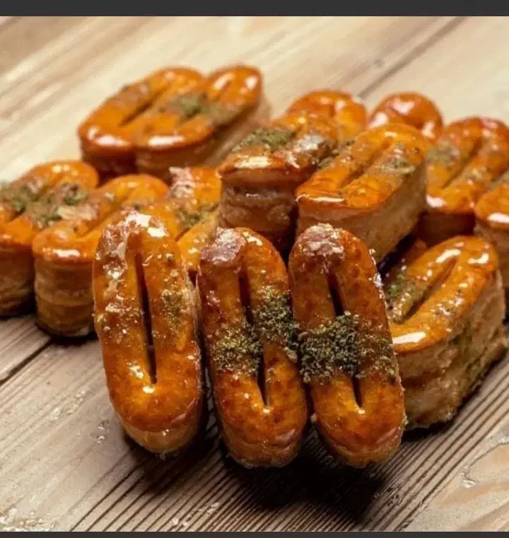 به یک قناد جهت کار در کارگاه قنادیی نیازمندیم|استخدام خدمات فروشگاه و رستوران|میانه, |دیوار