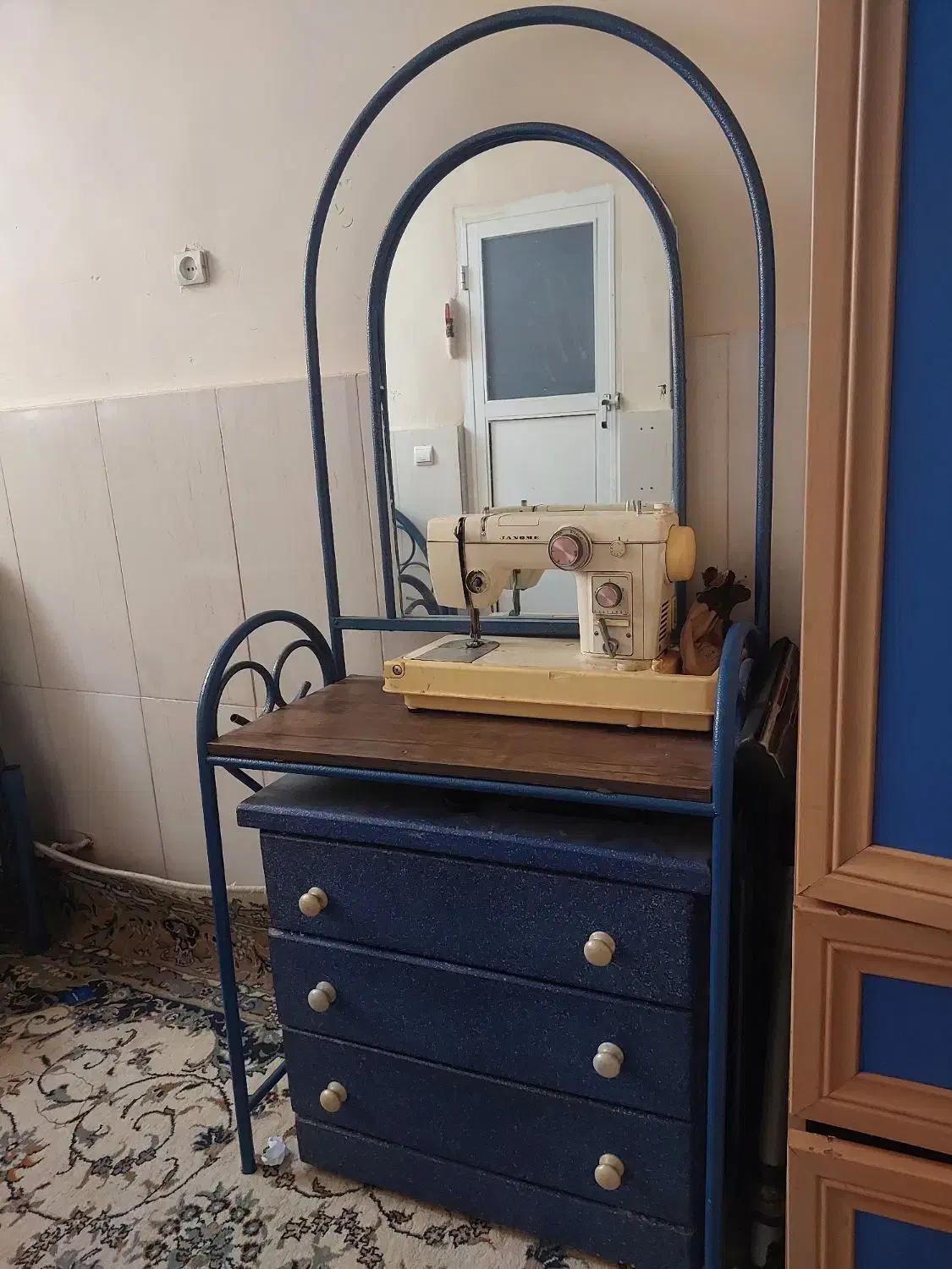 تخت فلزی تک نفره با میز آرایش|تخت و سرویس خواب|تهران, والفجر (افسریه)|دیوار