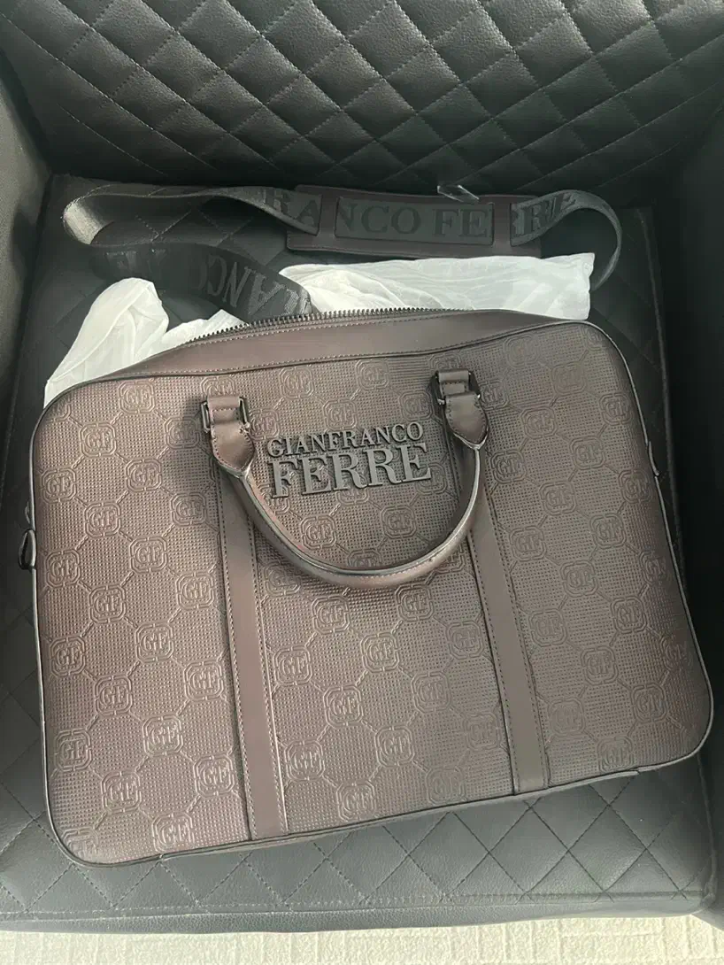 کیف دوشی برند جیانفرانکو فرره ایتالیایی|کیف، کفش، کمربند|بانه, |دیوار
