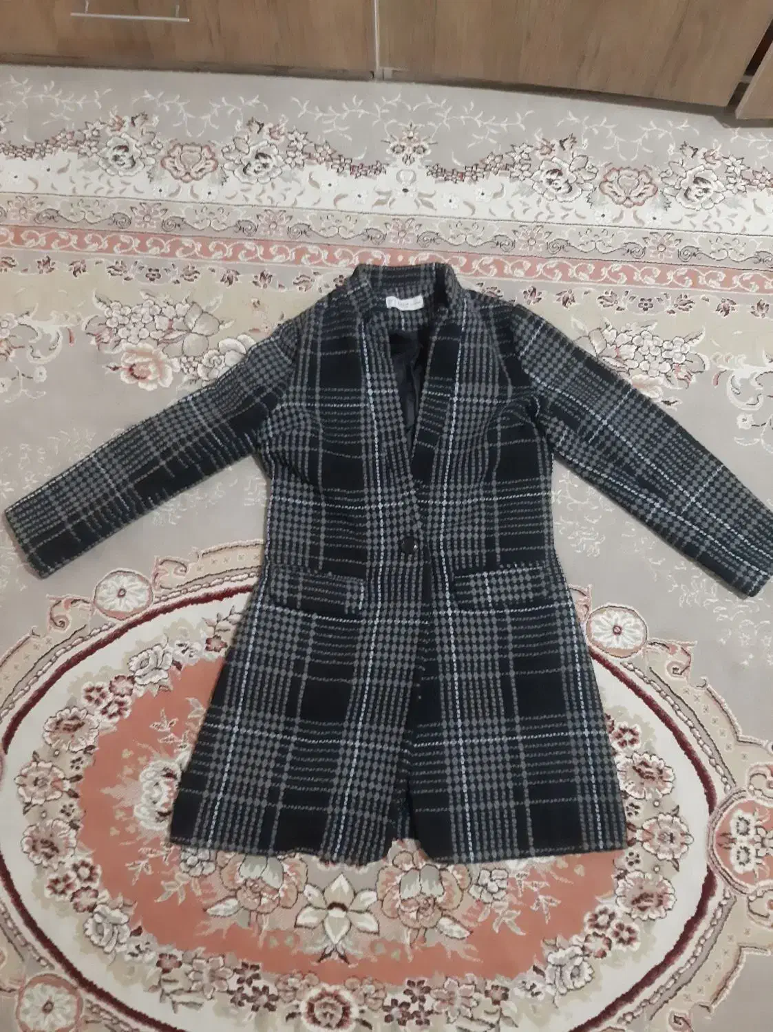 پالتو|لباس|ری, علایین|دیوار