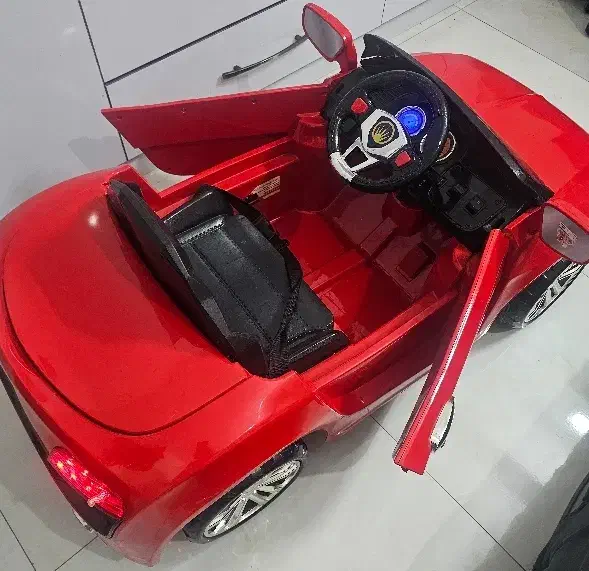 ماشین شارژی حرفه ای کاملا سالم|اسباب‌بازی بچه|اصفهان, شهرک کاوه|دیوار