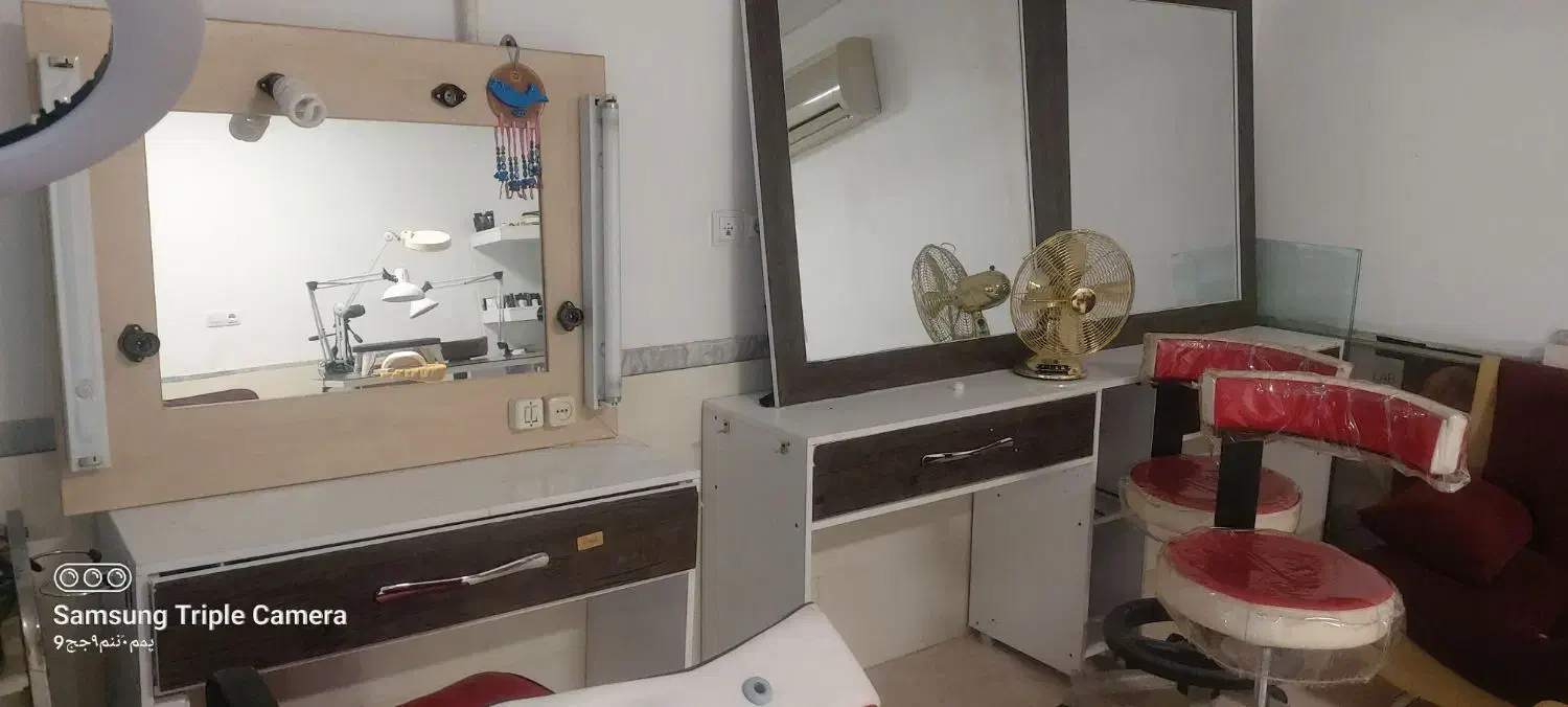 فروش میز و آینه دست دوم|آرایشگاه و سالن‌های زیبایی|کاشان, دشت چال|دیوار