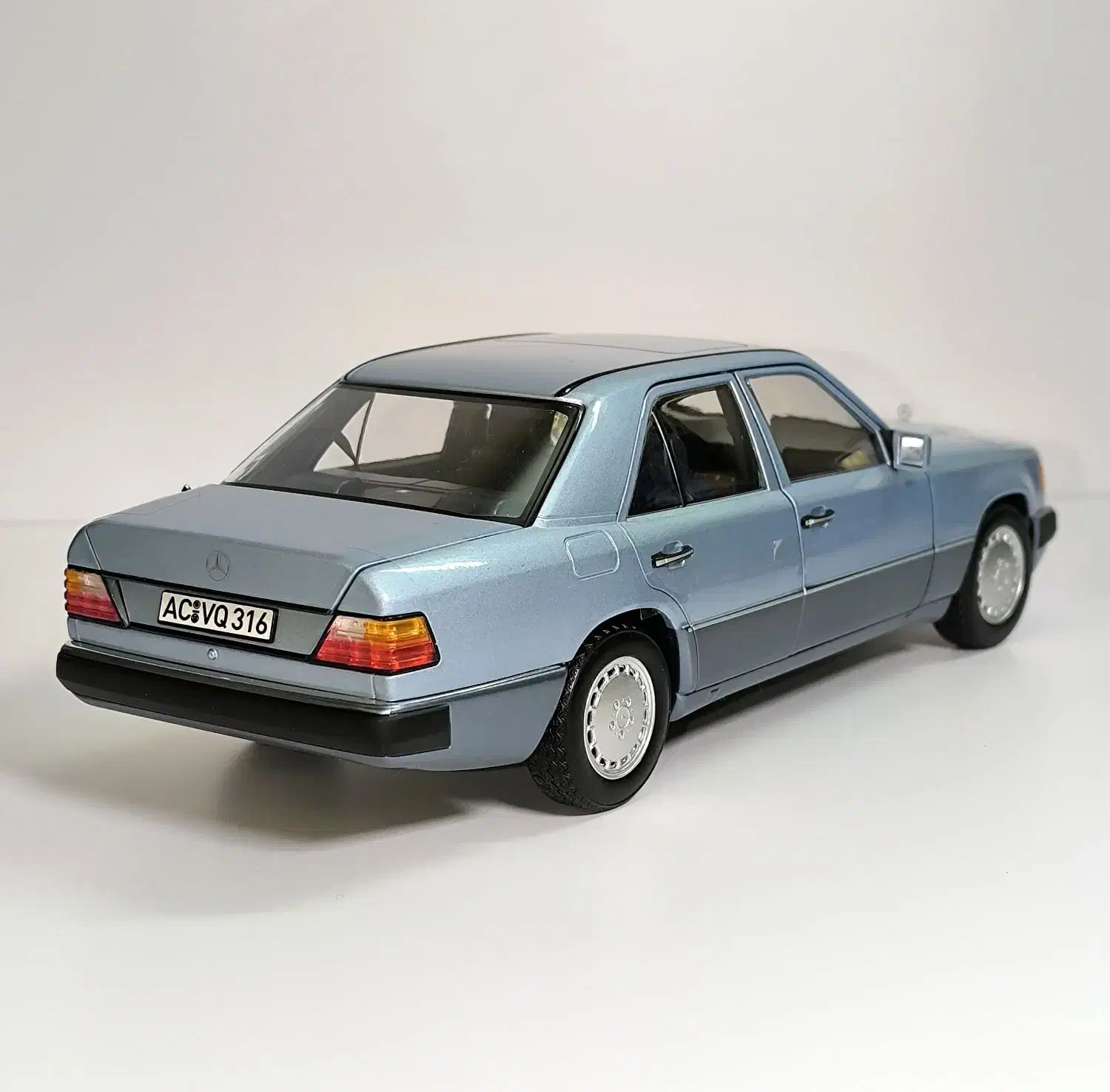 ماکت زیبای مرسدس بنز 230E مقیاس 1/18|اسباب‌‌بازی|تهران, آرژانتین|دیوار