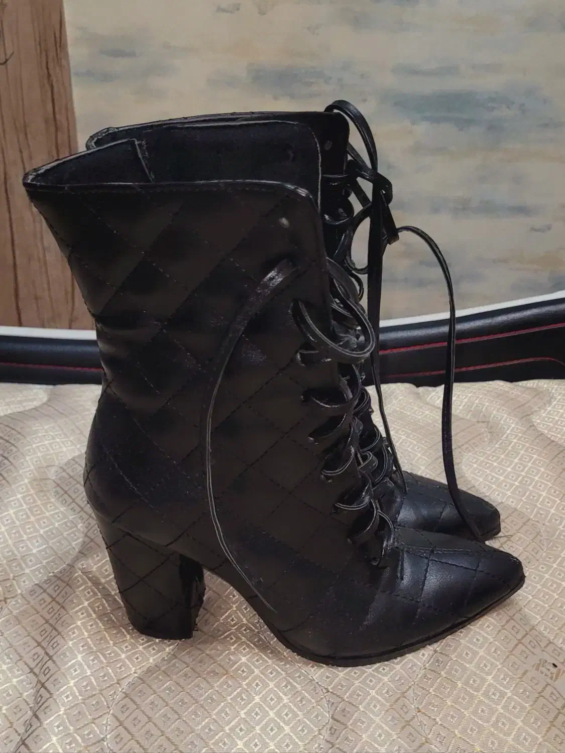 یک جفت پوتین کاملا نو|کیف، کفش، کمربند|اقبالیه, |دیوار