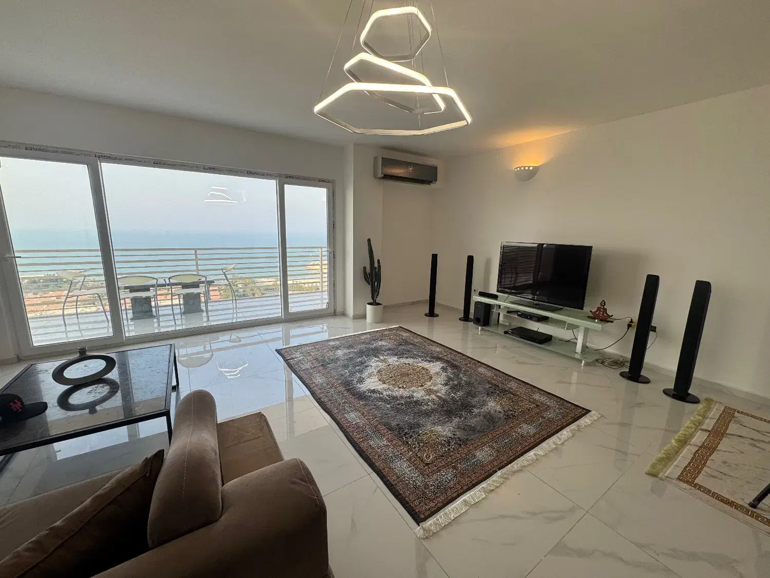 ویو از سالن و اتاق خواب|اجارهٔ کوتاهمدت آپارتمان و سوئیت|کیش, |دیوار