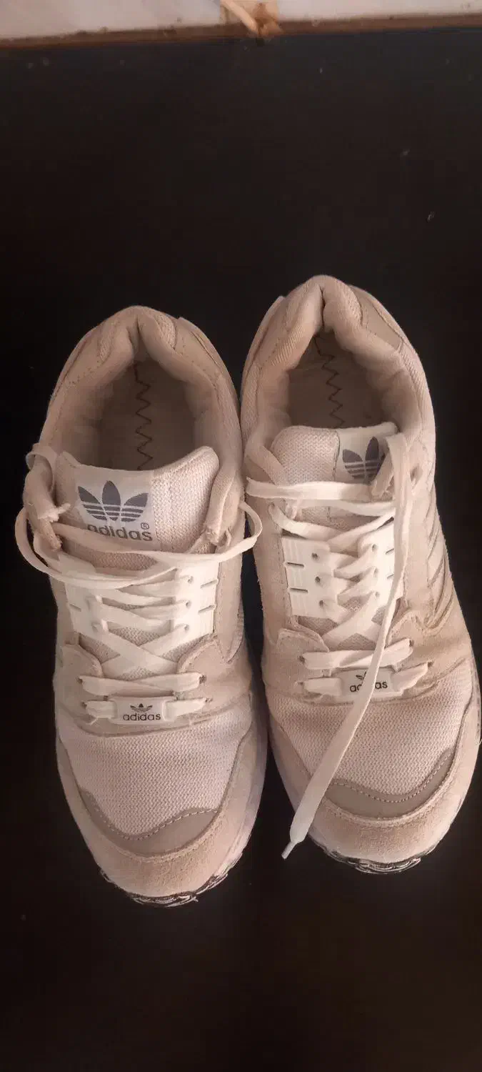 کتانی آدیداس|کیف، کفش، کمربند|میانه, |دیوار