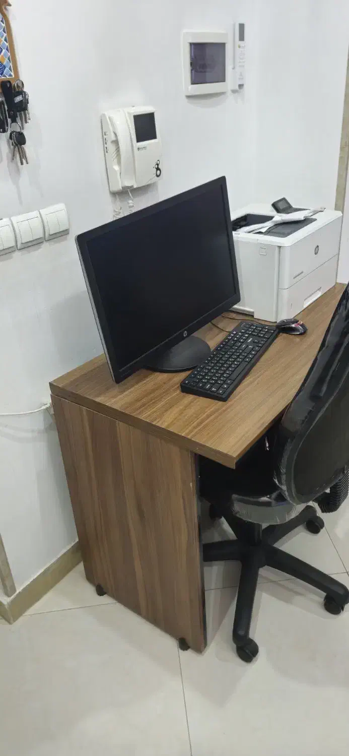 سیستم کامپیوتر با پرینتر و میز و صندلی|رایانه رومیزی|مشکیندشت, |دیوار