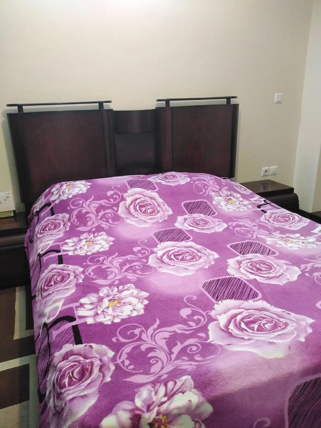 تخت خواب دو نفره، میز آرایش و پاتختی|تخت و سرویس خواب|اصفهان, شهریار|دیوار