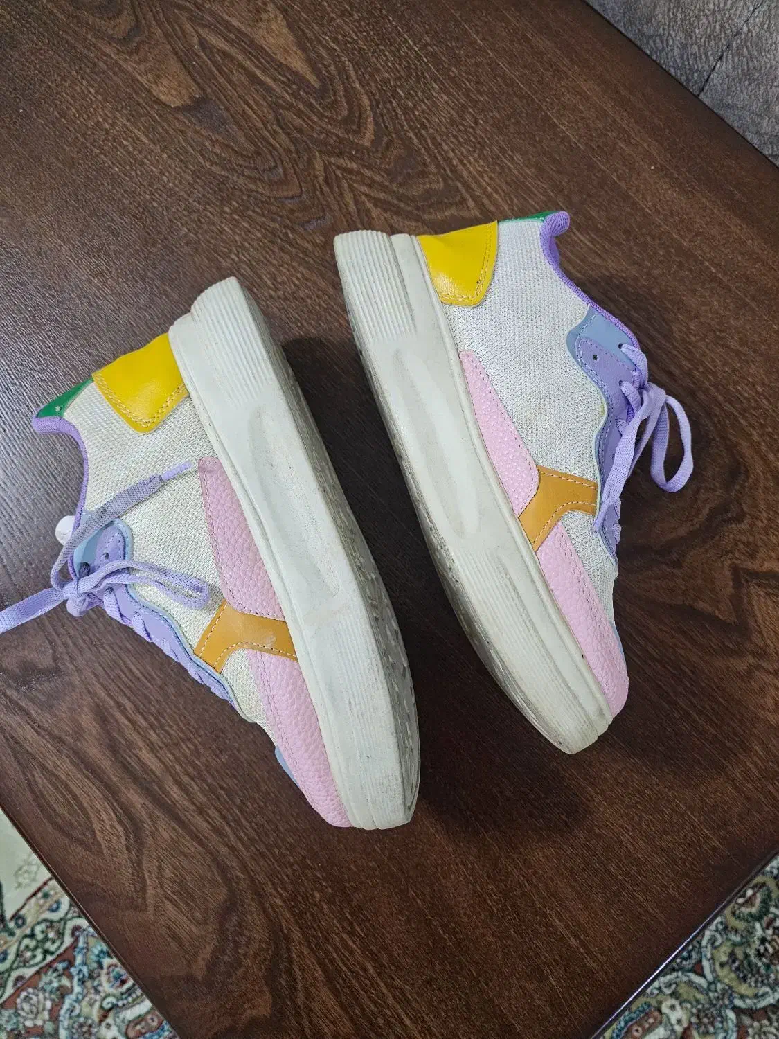 کفش|کیف، کفش، کمربند|گلبهار, شهر جدید گلبهار|دیوار