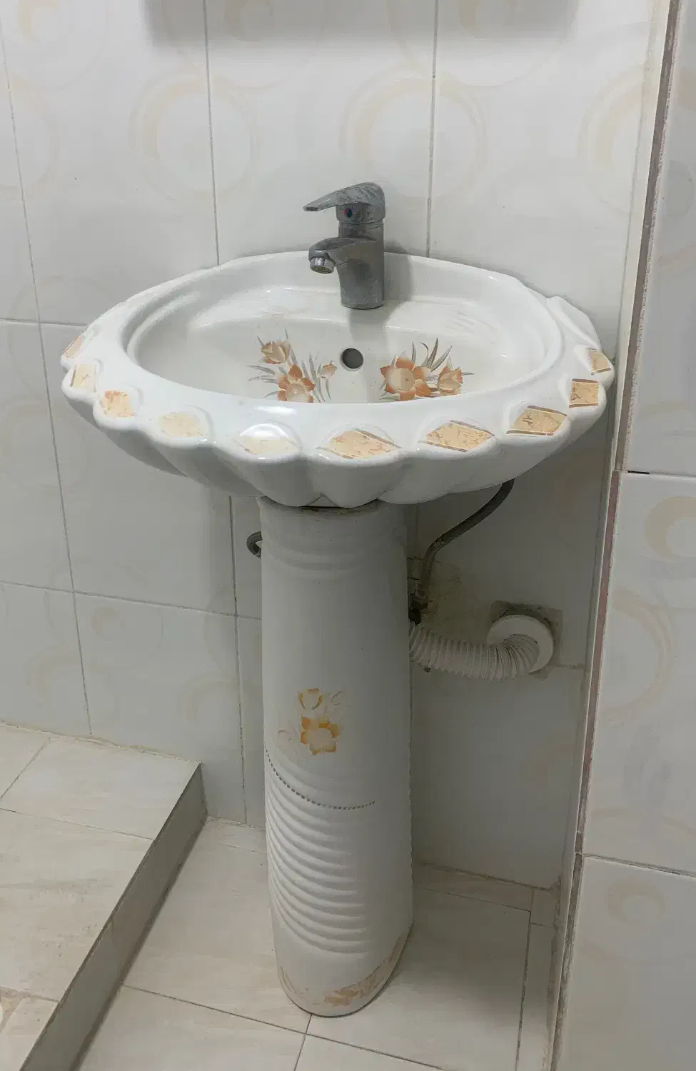 روشویی ایستاده در حد نو سالم با شیر|لوازم سرویس بهداشتی|تبریز, |دیوار