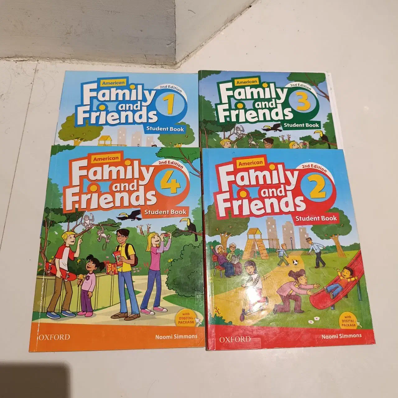 ۴ تا کتاب Family and Friends|کتاب و مجله آموزشی|مشهد, فارغ التحصیلان|دیوار