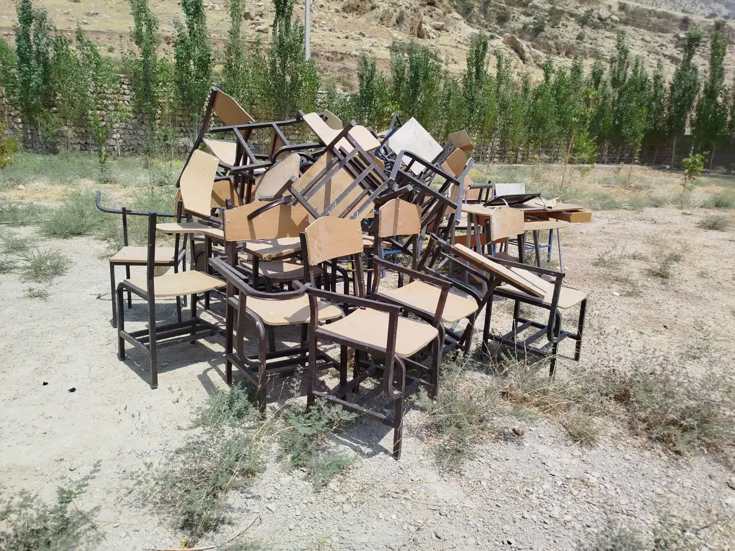 صندلی چوبی مدرسه ای دسته دار|صندلی و نیمکت|شباب, |دیوار