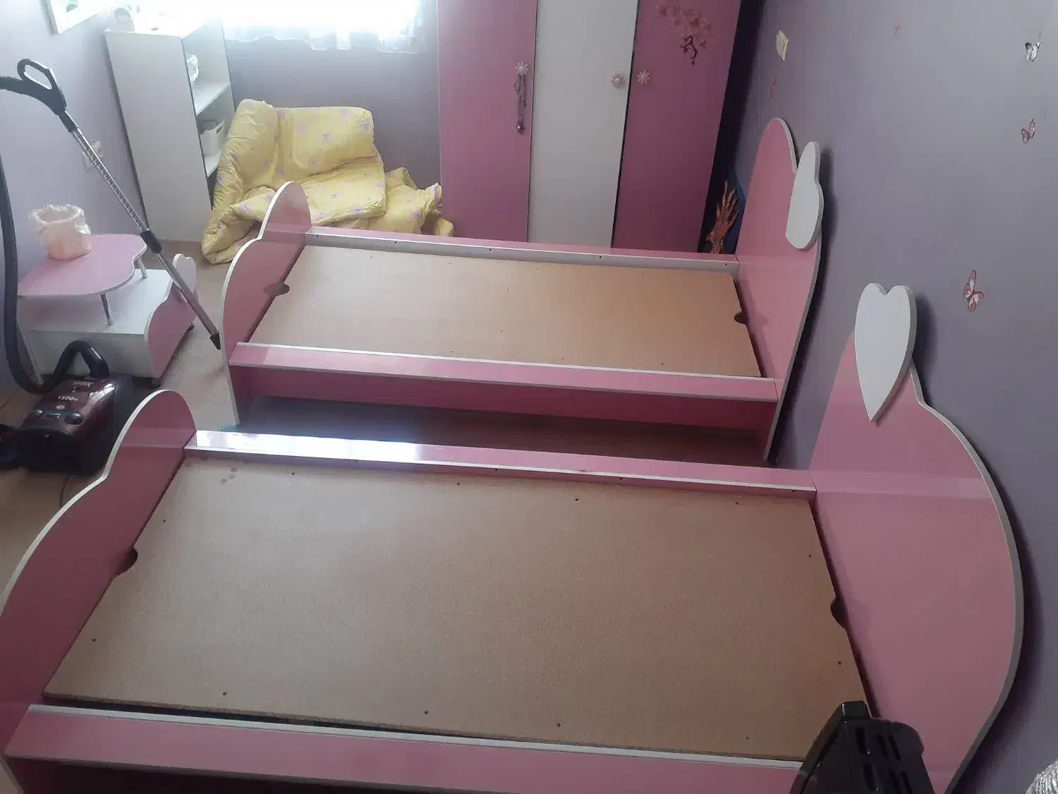 دو تخت و دو میز تحریر و یک کمد|تخت و سرویس خواب|شیراز, دینکان|دیوار