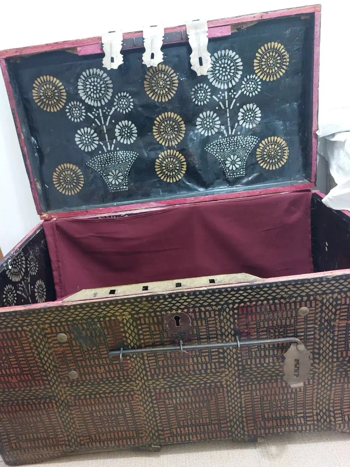 صندوقچه قدیمی|کلکسیون اشیاء عتیقه|بابل, |دیوار