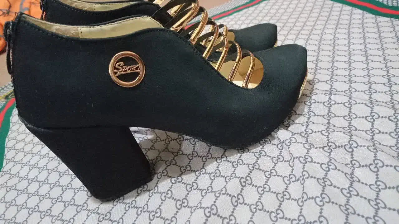 کفش درحد|کیف، کفش، کمربند|قم, زاویه|دیوار